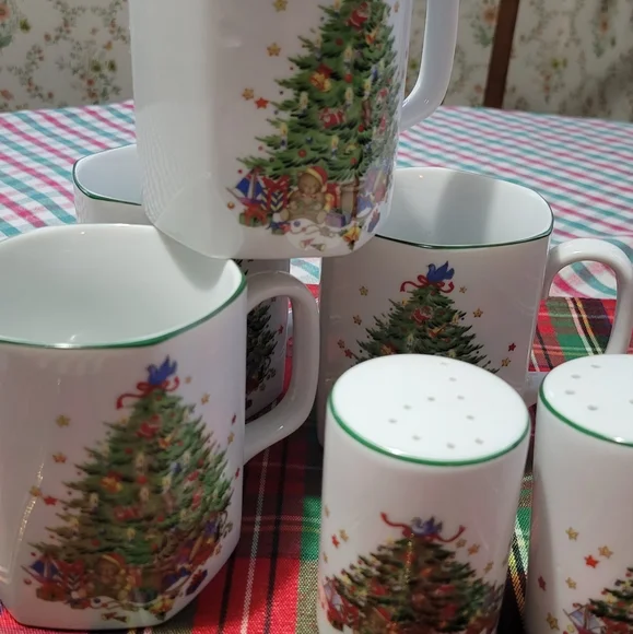 Seizan Fine China Christmas Mugs and Salt an Pepper Shaker. Very Rare Find! - Picture 2 of 8